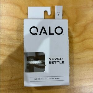 Qalo women’s silicone ring